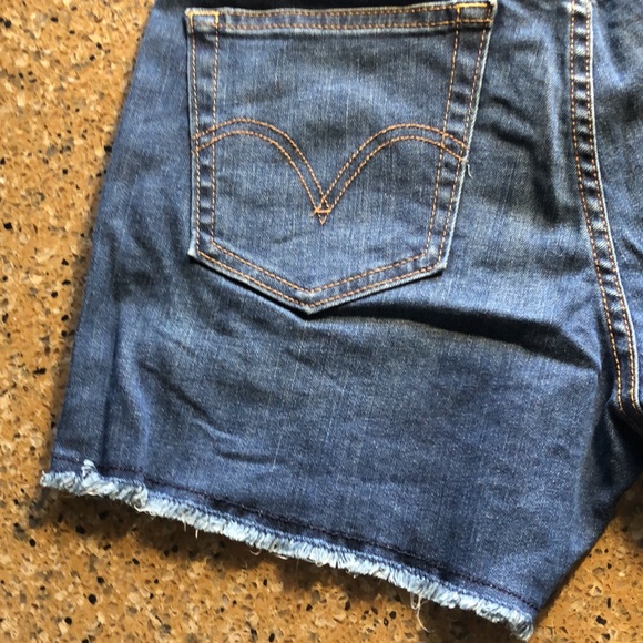 Levi’s Jean shorts - Picture 3 of 6